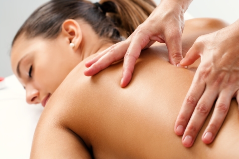 Application de mouvements courts et doux en massage californien