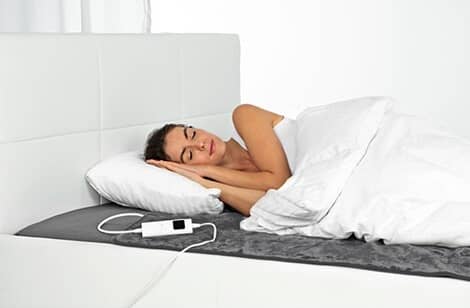 Dormir avec la couverture électrique branchée