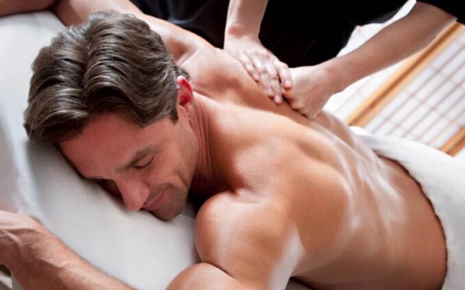 Homme recevant un massage nuru relaxant