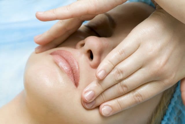 Massage du visage Kobido : massage des lèvres
