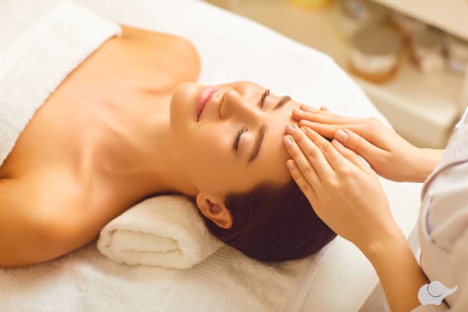 Massage du visage Kobido : masser le front