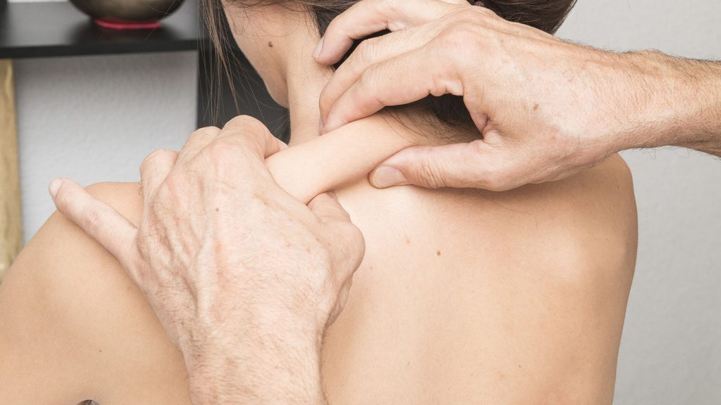 Première approche pour le massage du cou. Mouvement sur les épaules