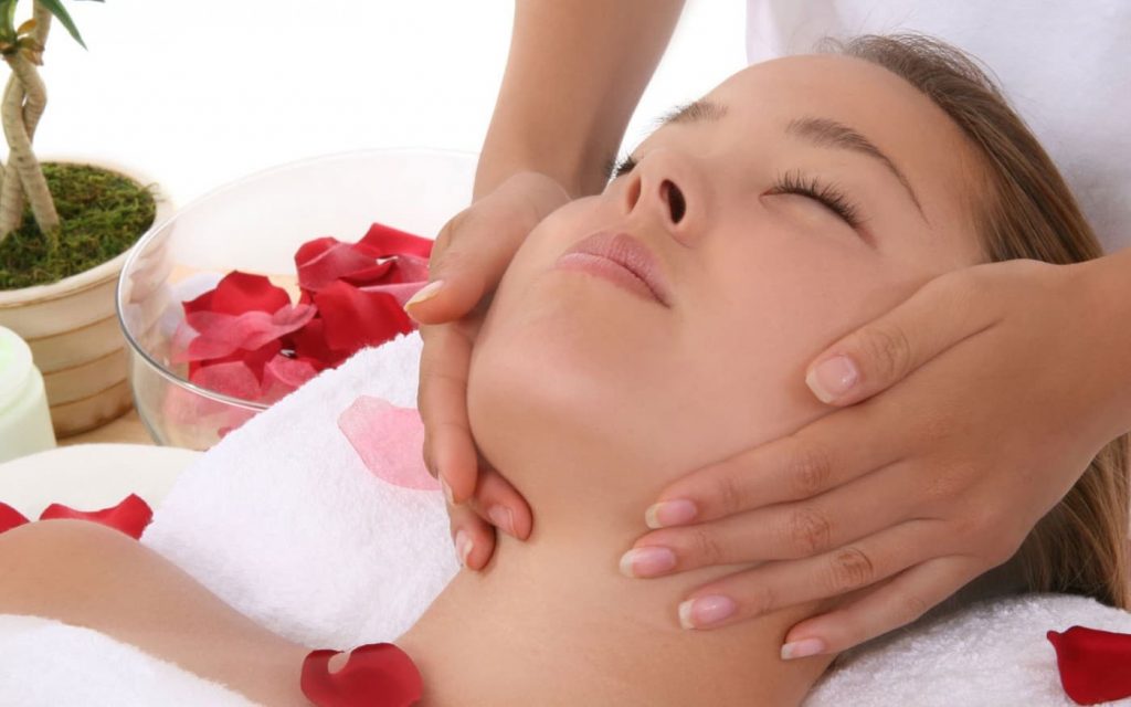 le massage facial accélère la régénération du visage