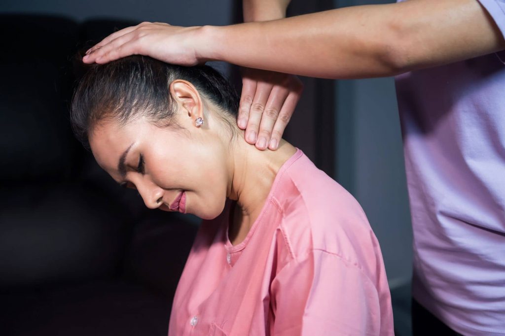 massage capillaire : se termine à la nuque